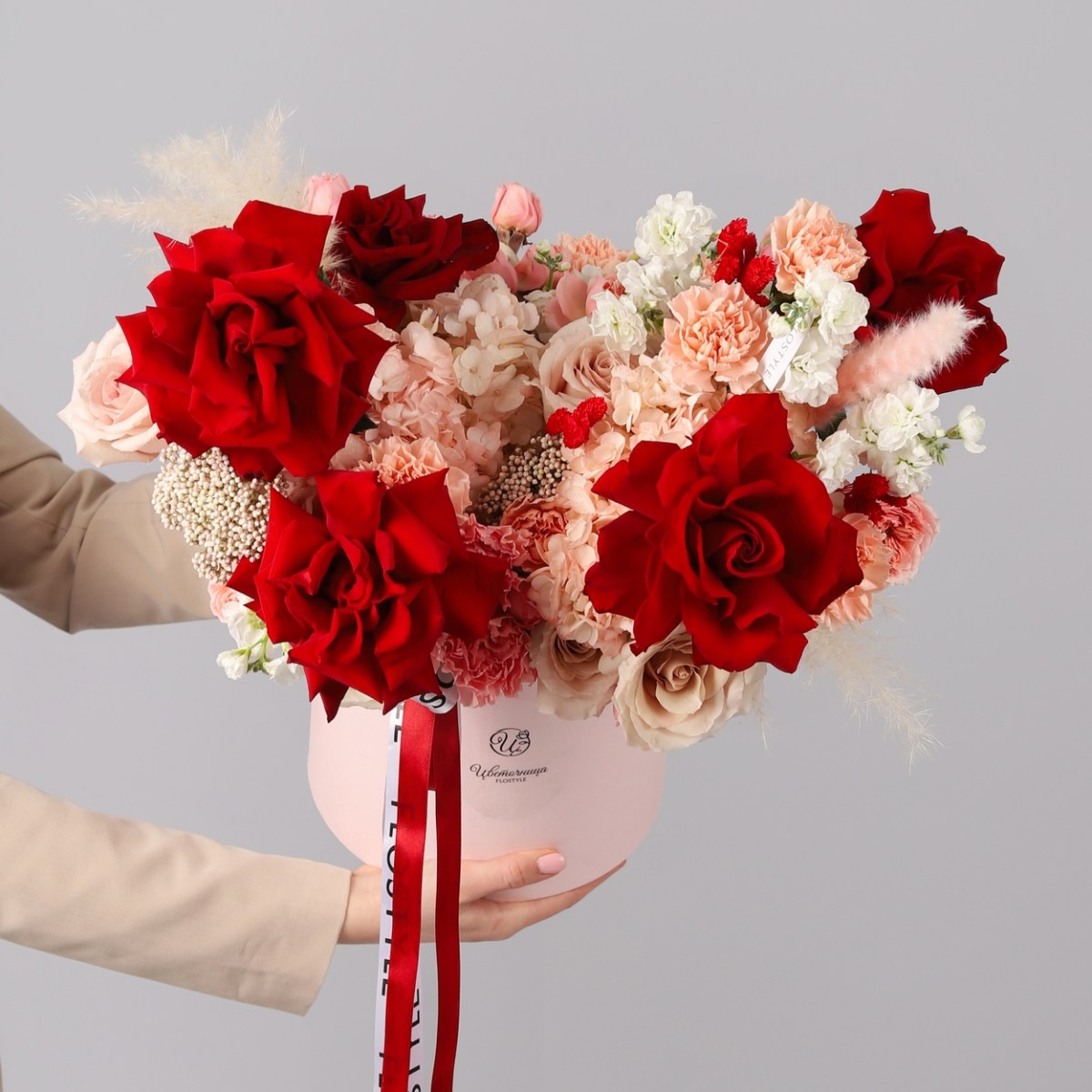 cvety v korobke gortenziya s francuzskimi rozami 6